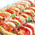 Caprese plaattaart met geroosterde tomaten | ENJOY! The Good Life