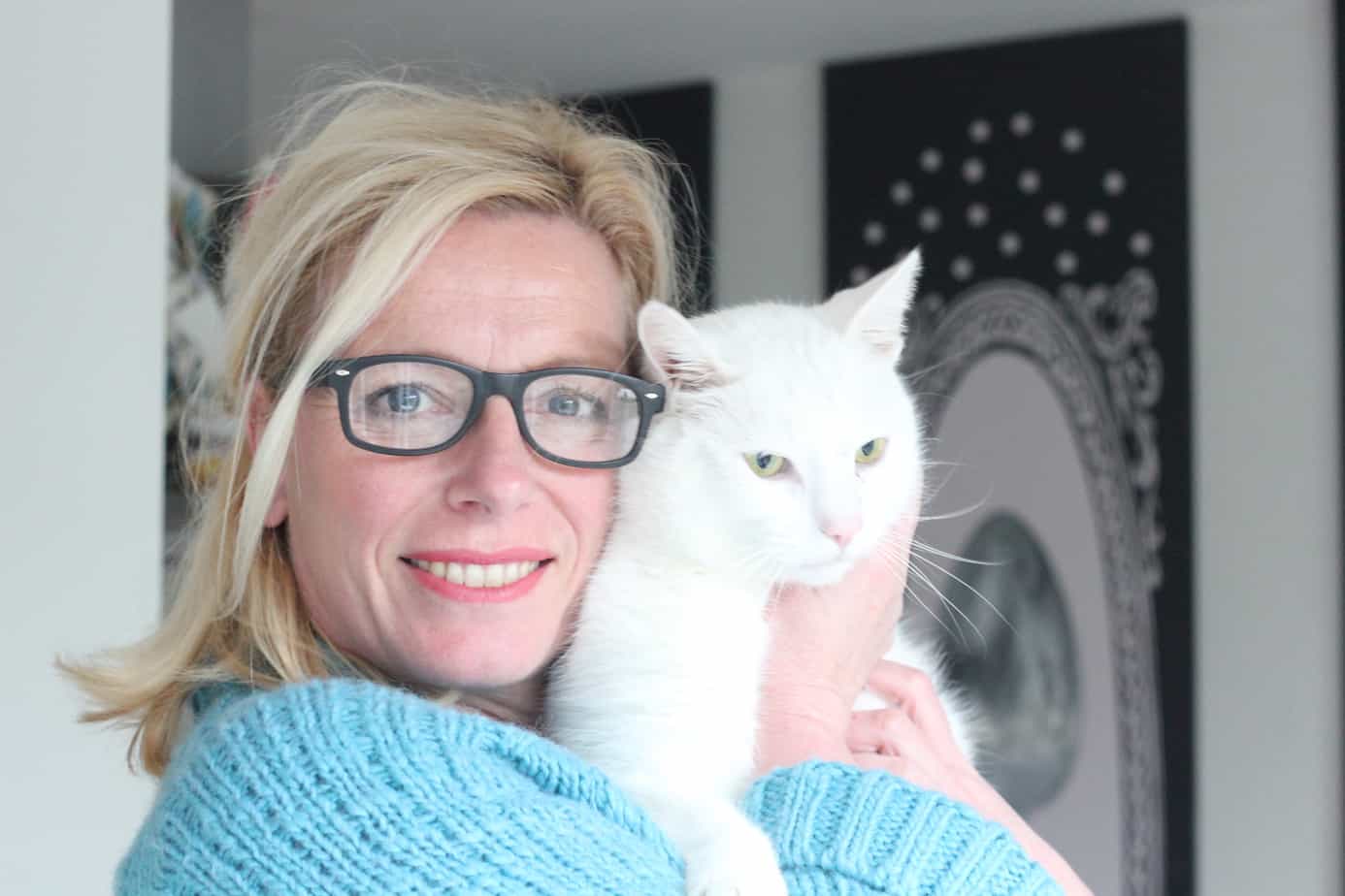 MOODY WHITE CAT | ENJOY! The Good Life