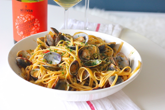 Linguine alle vongole 'in rosso' | ENJOY! The Good Life